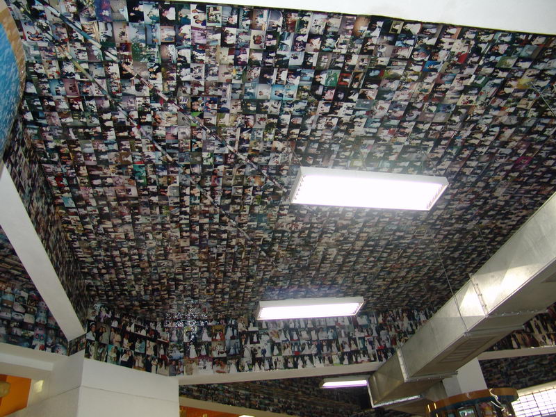 O teto  forrado de milhares de fotografias...
